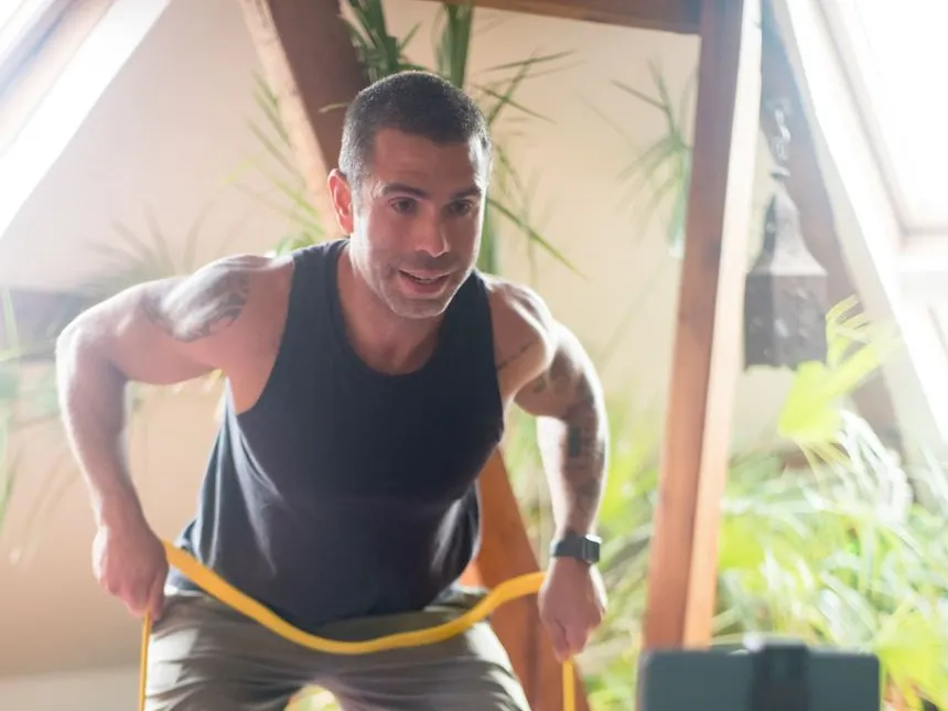 Domowy trening z gumami oporowymi
